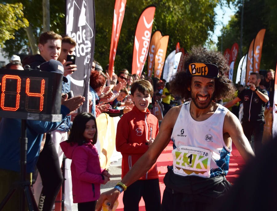 El club Mala Cara de Loja -con el apoyo del Ayuntamiento y de empresas como Abades o Congelados Apolo- lo ha vuelto a hacer. Más de 750 corredores disfrutan del 'running' de montaña con un duro recorrido entre las dos sierras lojeñas y sus complicados desniveles.