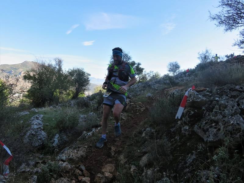 El club Mala Cara de Loja -con el apoyo del Ayuntamiento y de empresas como Abades o Congelados Apolo- lo ha vuelto a hacer. Más de 750 corredores disfrutan del 'running' de montaña con un duro recorrido entre las dos sierras lojeñas y sus complicados desniveles.