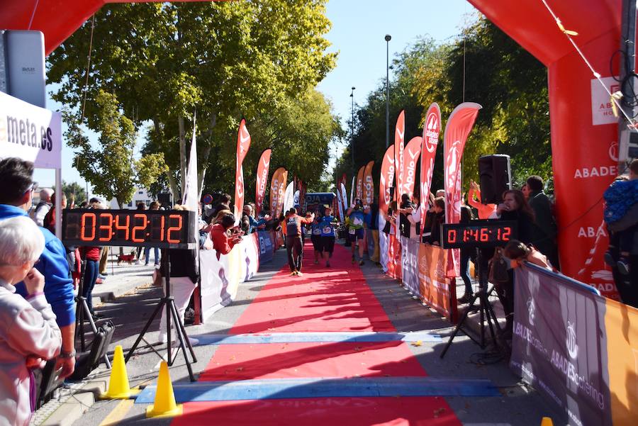 El club Mala Cara de Loja -con el apoyo del Ayuntamiento y de empresas como Abades o Congelados Apolo- lo ha vuelto a hacer. Más de 750 corredores disfrutan del 'running' de montaña con un duro recorrido entre las dos sierras lojeñas y sus complicados desniveles.