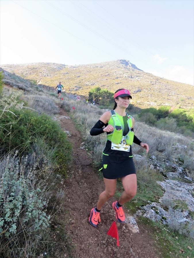 El club Mala Cara de Loja -con el apoyo del Ayuntamiento y de empresas como Abades o Congelados Apolo- lo ha vuelto a hacer. Más de 750 corredores disfrutan del 'running' de montaña con un duro recorrido entre las dos sierras lojeñas y sus complicados desniveles.