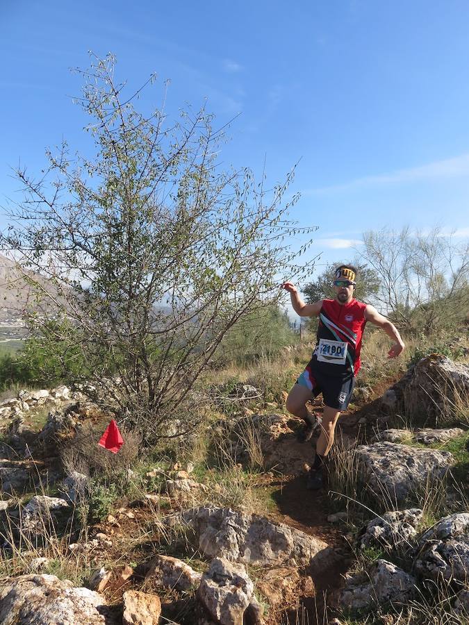 El club Mala Cara de Loja -con el apoyo del Ayuntamiento y de empresas como Abades o Congelados Apolo- lo ha vuelto a hacer. Más de 750 corredores disfrutan del 'running' de montaña con un duro recorrido entre las dos sierras lojeñas y sus complicados desniveles.