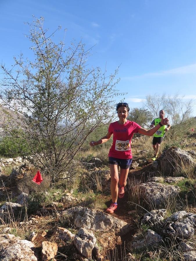 El club Mala Cara de Loja -con el apoyo del Ayuntamiento y de empresas como Abades o Congelados Apolo- lo ha vuelto a hacer. Más de 750 corredores disfrutan del 'running' de montaña con un duro recorrido entre las dos sierras lojeñas y sus complicados desniveles.