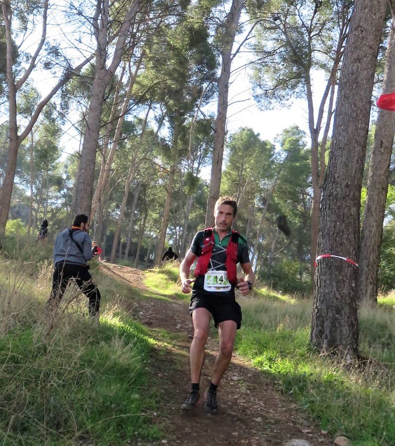 El club Mala Cara de Loja -con el apoyo del Ayuntamiento y de empresas como Abades o Congelados Apolo- lo ha vuelto a hacer. Más de 750 corredores disfrutan del 'running' de montaña con un duro recorrido entre las dos sierras lojeñas y sus complicados desniveles.