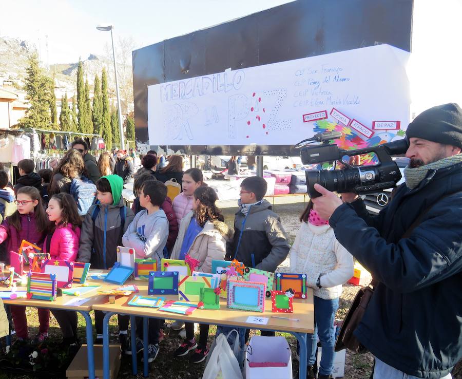 Los colegios Elena Martín Vivaldi, San Francisco, Victoria y Rafael Pérez del Álamo de Loja celebran el día de la Paz con un proyecto colaborativo en el que han vendido sus propias manualidades para ayudar a otros pequeños, los del centro saharaui de personas discapacitadas de Auserd.