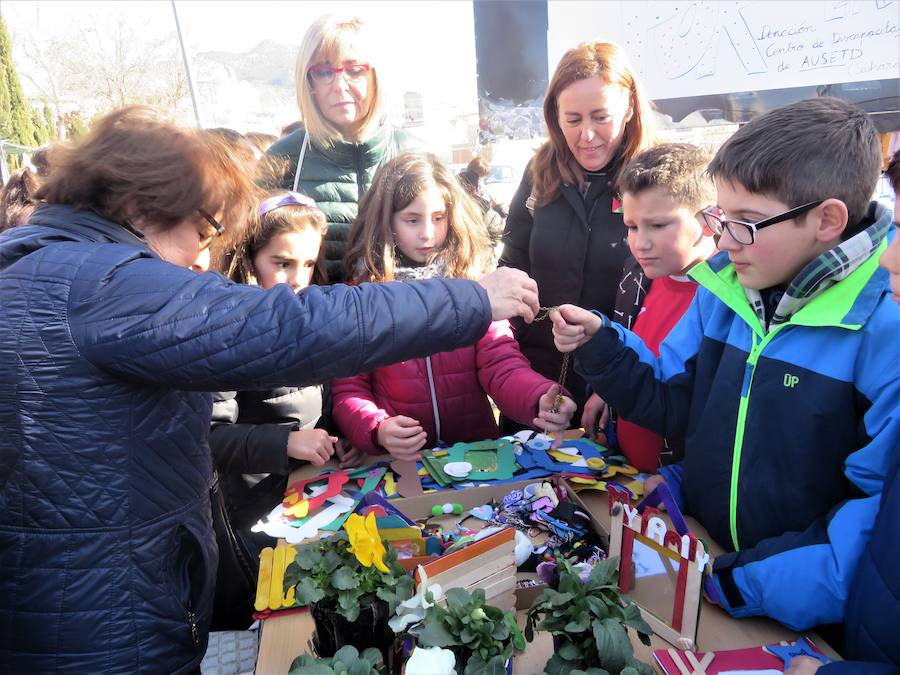 Los colegios Elena Martín Vivaldi, San Francisco, Victoria y Rafael Pérez del Álamo de Loja celebran el día de la Paz con un proyecto colaborativo en el que han vendido sus propias manualidades para ayudar a otros pequeños, los del centro saharaui de personas discapacitadas de Auserd.