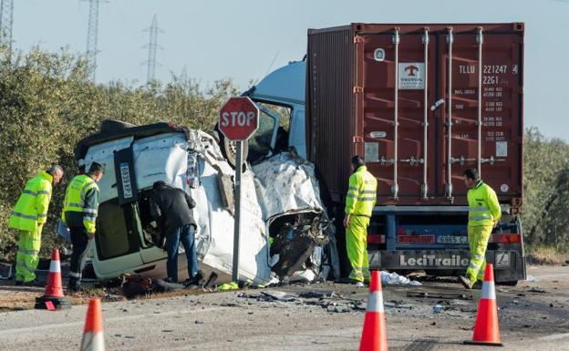 Así han quedado los vehículos implicaoos en el accidente mortal.