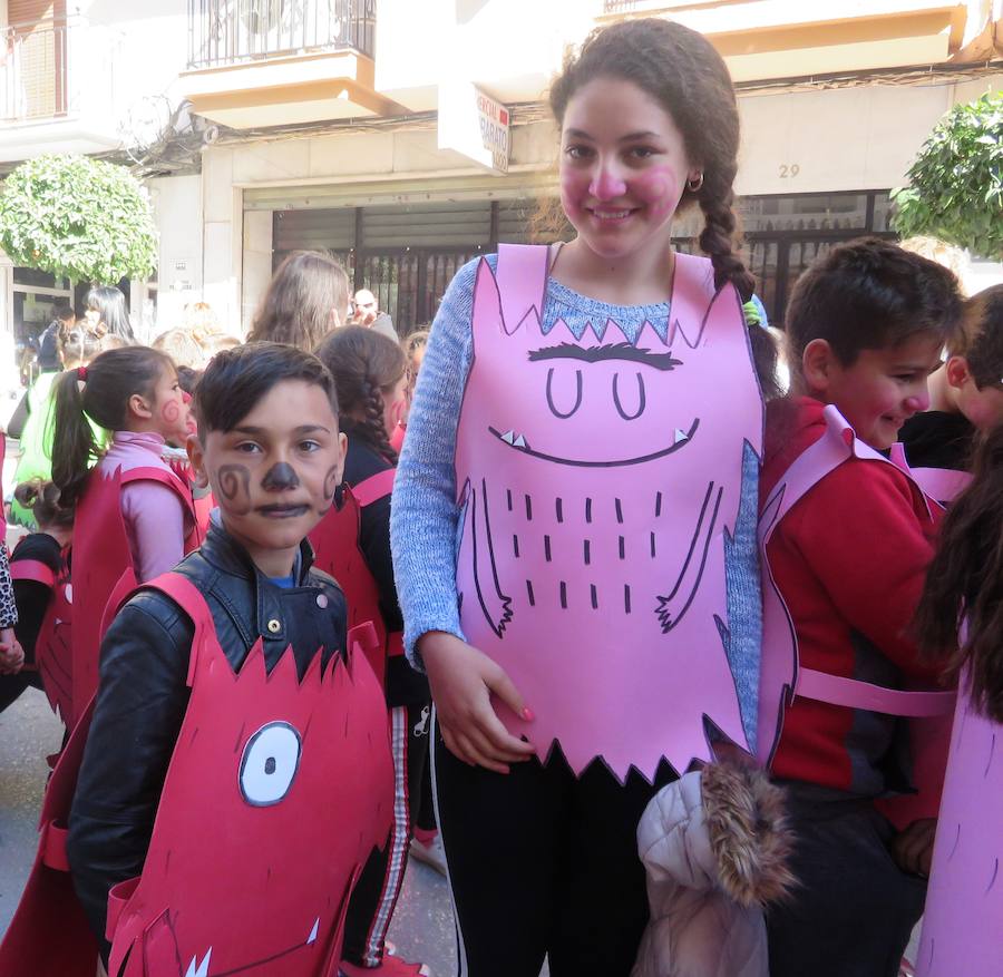 Más de 2.000 personas -entre alumnos, docentes y familiares- han participado en este pasacalles carnavalesco, que ha recorrido el centro de la ciudad durante buena parte de la mañana.