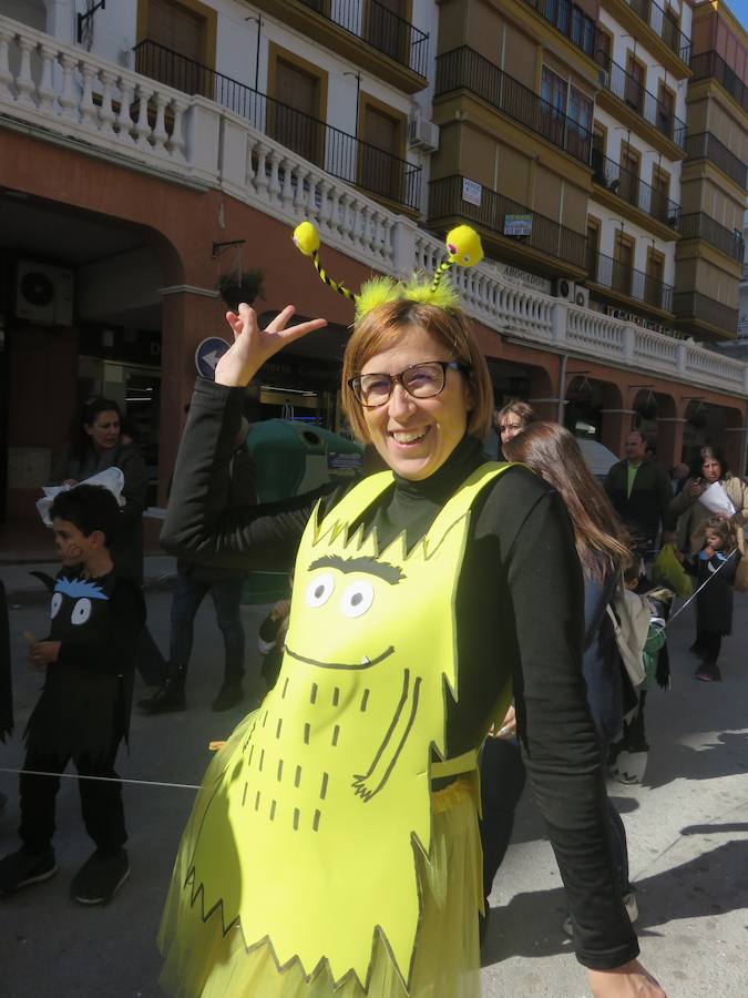 Más de 2.000 personas -entre alumnos, docentes y familiares- han participado en este pasacalles carnavalesco, que ha recorrido el centro de la ciudad durante buena parte de la mañana.