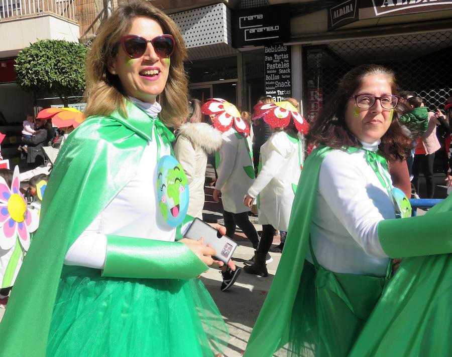 Más de 2.000 personas -entre alumnos, docentes y familiares- han participado en este pasacalles carnavalesco, que ha recorrido el centro de la ciudad durante buena parte de la mañana.