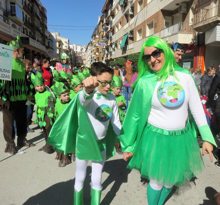 Más de 2.000 personas -entre alumnos, docentes y familiares- han participado en este pasacalles carnavalesco, que ha recorrido el centro de la ciudad durante buena parte de la mañana.