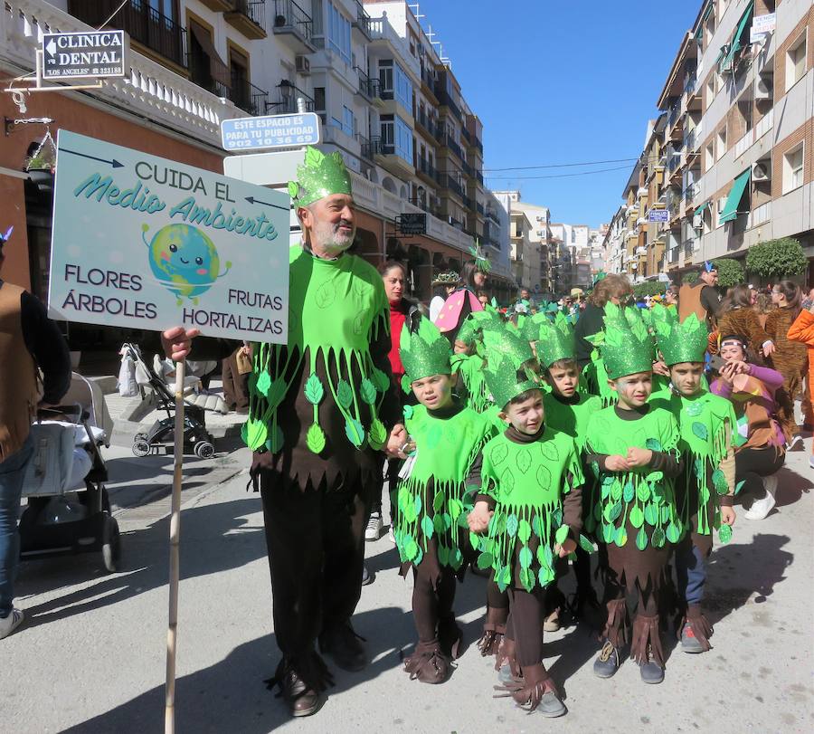 Más de 2.000 personas -entre alumnos, docentes y familiares- han participado en este pasacalles carnavalesco, que ha recorrido el centro de la ciudad durante buena parte de la mañana.