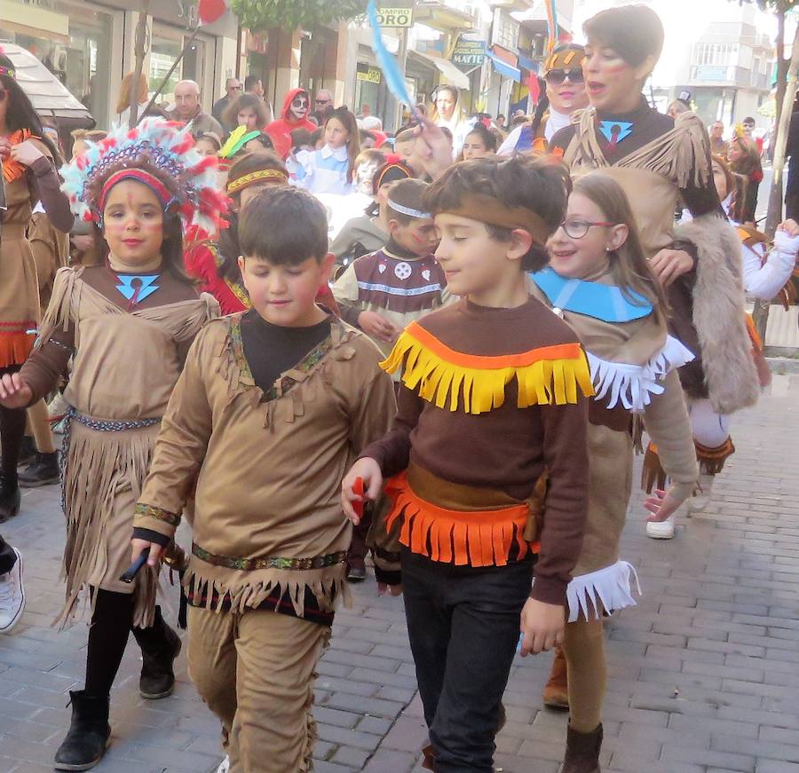 Más de 2.000 personas -entre alumnos, docentes y familiares- han participado en este pasacalles carnavalesco, que ha recorrido el centro de la ciudad durante buena parte de la mañana.