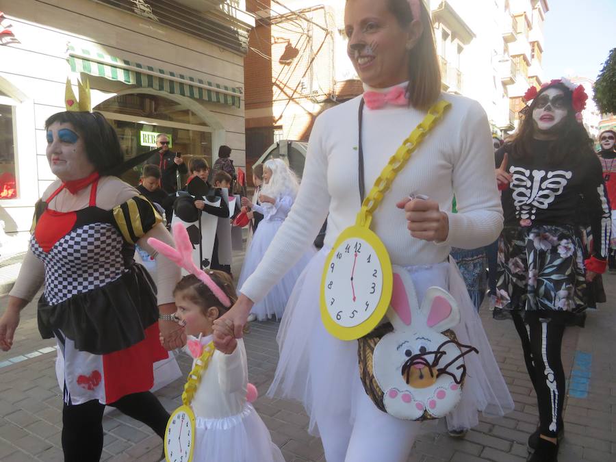 Más de 2.000 personas -entre alumnos, docentes y familiares- han participado en este pasacalles carnavalesco, que ha recorrido el centro de la ciudad durante buena parte de la mañana.