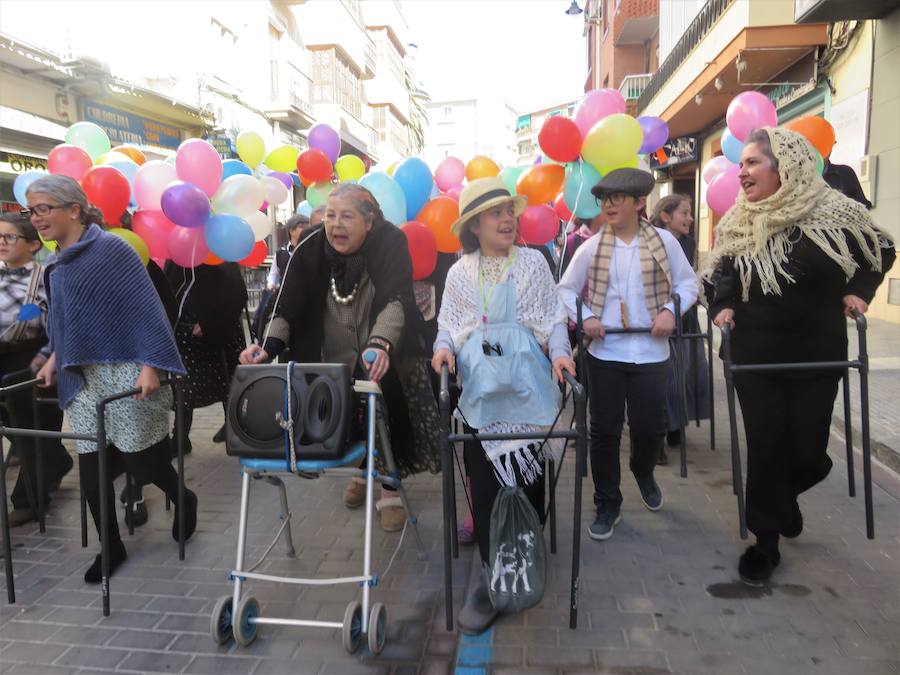 Más de 2.000 personas -entre alumnos, docentes y familiares- han participado en este pasacalles carnavalesco, que ha recorrido el centro de la ciudad durante buena parte de la mañana.