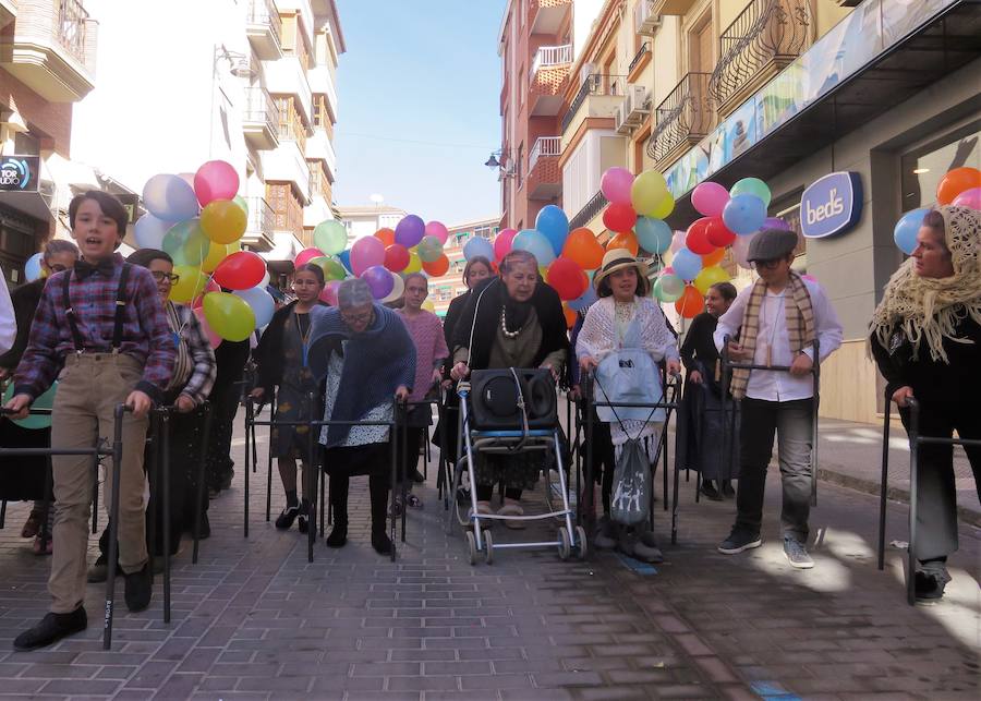 Más de 2.000 personas -entre alumnos, docentes y familiares- han participado en este pasacalles carnavalesco, que ha recorrido el centro de la ciudad durante buena parte de la mañana.