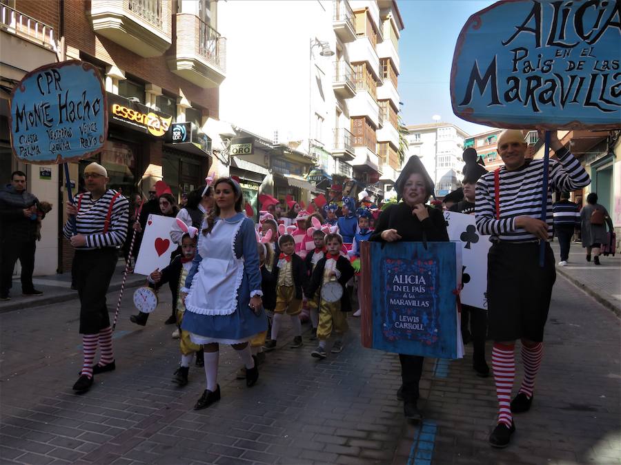 Más de 2.000 personas -entre alumnos, docentes y familiares- han participado en este pasacalles carnavalesco, que ha recorrido el centro de la ciudad durante buena parte de la mañana.