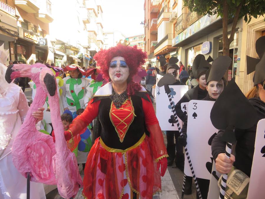 Más de 2.000 personas -entre alumnos, docentes y familiares- han participado en este pasacalles carnavalesco, que ha recorrido el centro de la ciudad durante buena parte de la mañana.