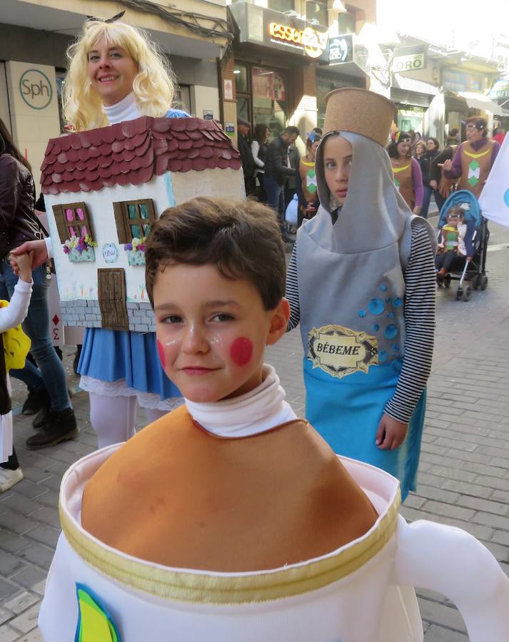 Más de 2.000 personas -entre alumnos, docentes y familiares- han participado en este pasacalles carnavalesco, que ha recorrido el centro de la ciudad durante buena parte de la mañana.