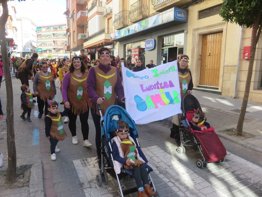 Más de 2.000 personas -entre alumnos, docentes y familiares- han participado en este pasacalles carnavalesco, que ha recorrido el centro de la ciudad durante buena parte de la mañana.