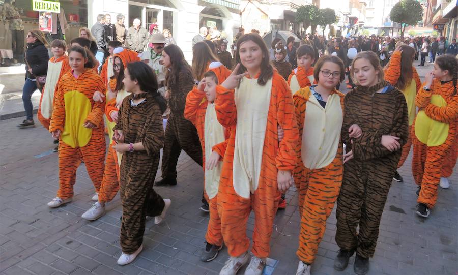 Más de 2.000 personas -entre alumnos, docentes y familiares- han participado en este pasacalles carnavalesco, que ha recorrido el centro de la ciudad durante buena parte de la mañana.