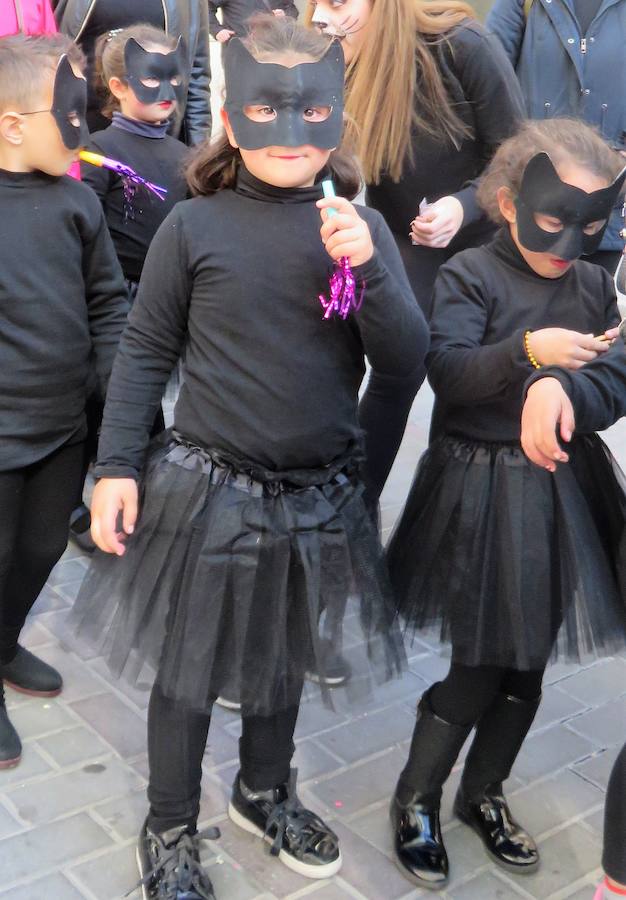 Más de 2.000 personas -entre alumnos, docentes y familiares- han participado en este pasacalles carnavalesco, que ha recorrido el centro de la ciudad durante buena parte de la mañana.