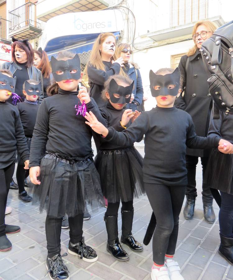 Más de 2.000 personas -entre alumnos, docentes y familiares- han participado en este pasacalles carnavalesco, que ha recorrido el centro de la ciudad durante buena parte de la mañana.