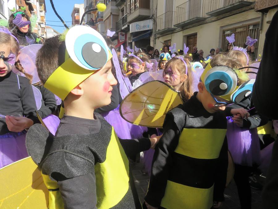 Más de 2.000 personas -entre alumnos, docentes y familiares- han participado en este pasacalles carnavalesco, que ha recorrido el centro de la ciudad durante buena parte de la mañana.