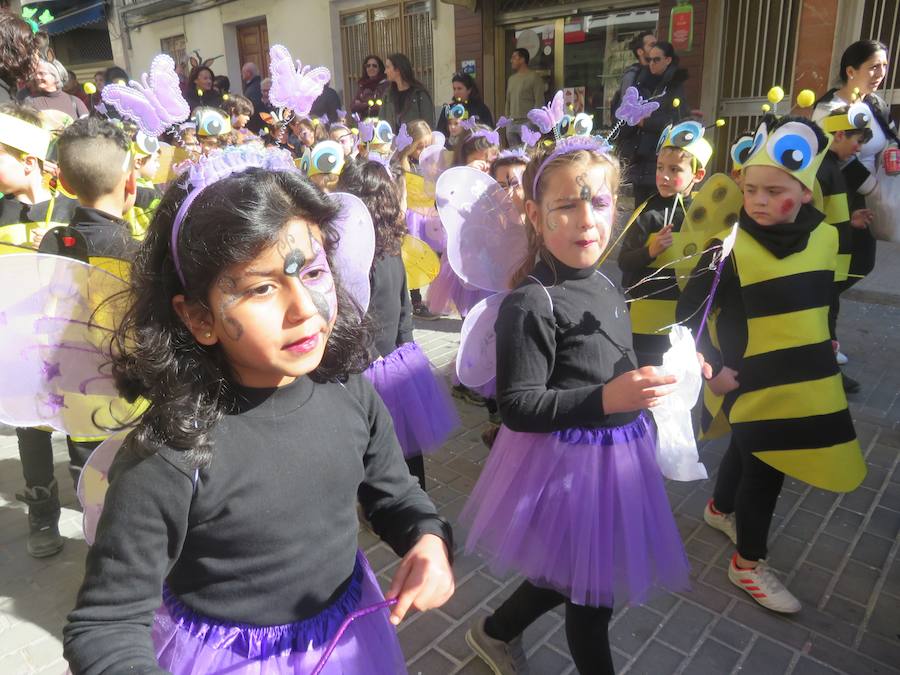 Más de 2.000 personas -entre alumnos, docentes y familiares- han participado en este pasacalles carnavalesco, que ha recorrido el centro de la ciudad durante buena parte de la mañana.