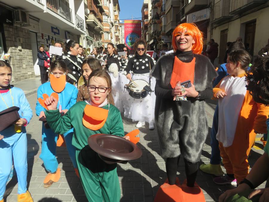 Más de 2.000 personas -entre alumnos, docentes y familiares- han participado en este pasacalles carnavalesco, que ha recorrido el centro de la ciudad durante buena parte de la mañana.