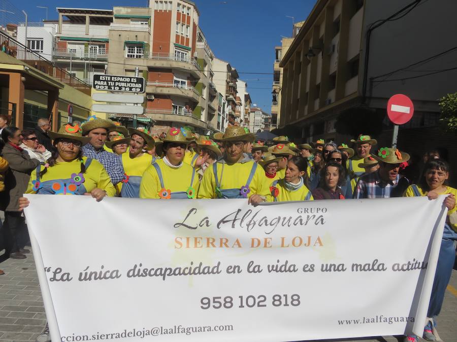 Más de 2.000 personas -entre alumnos, docentes y familiares- han participado en este pasacalles carnavalesco, que ha recorrido el centro de la ciudad durante buena parte de la mañana.