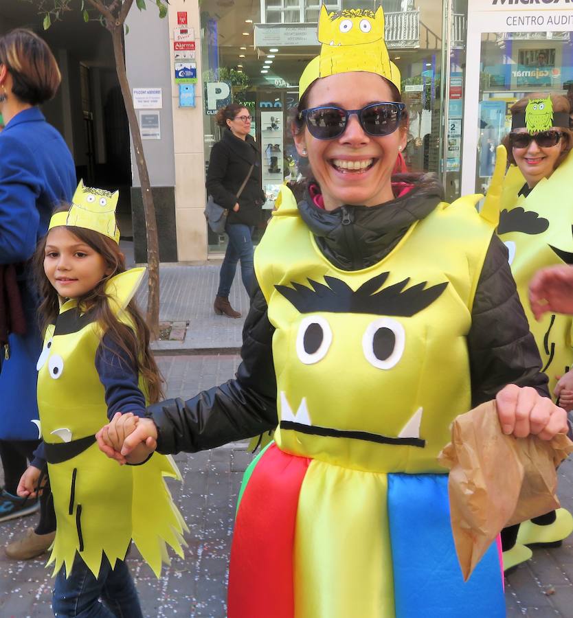 Más de 2.000 personas -entre alumnos, docentes y familiares- han participado en este pasacalles carnavalesco, que ha recorrido el centro de la ciudad durante buena parte de la mañana.