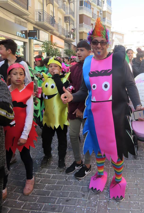 Más de 2.000 personas -entre alumnos, docentes y familiares- han participado en este pasacalles carnavalesco, que ha recorrido el centro de la ciudad durante buena parte de la mañana.