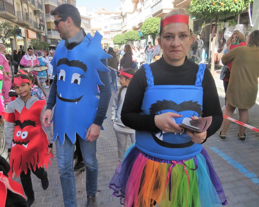 Más de 2.000 personas -entre alumnos, docentes y familiares- han participado en este pasacalles carnavalesco, que ha recorrido el centro de la ciudad durante buena parte de la mañana.