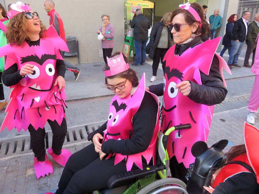 Más de 2.000 personas -entre alumnos, docentes y familiares- han participado en este pasacalles carnavalesco, que ha recorrido el centro de la ciudad durante buena parte de la mañana.