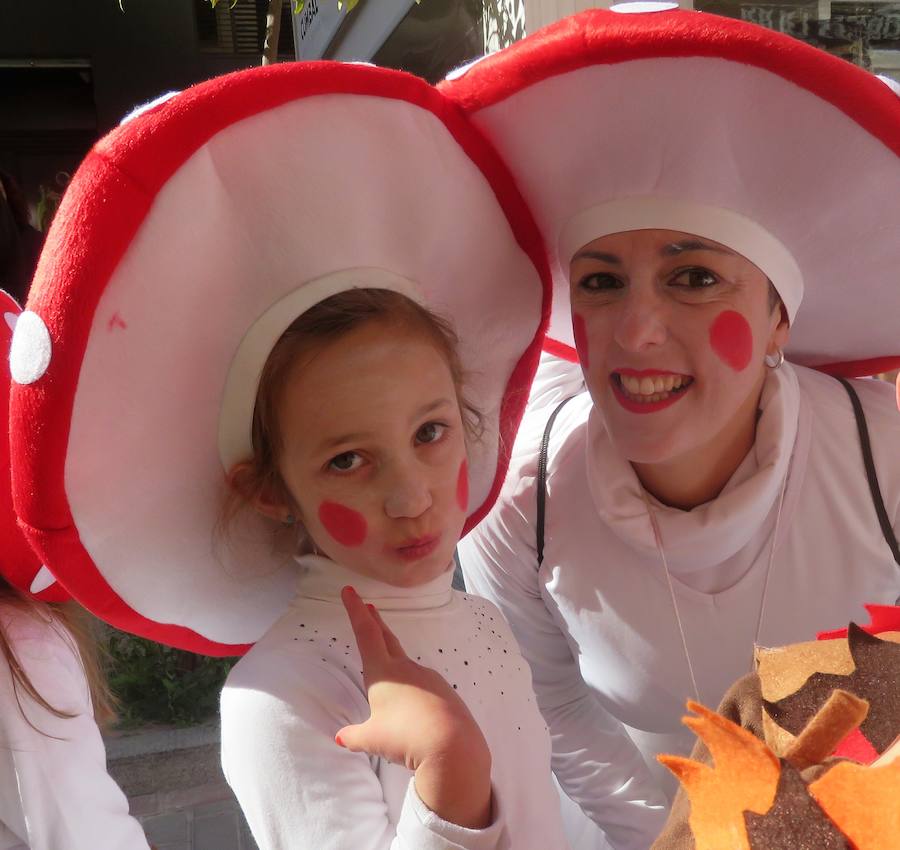 Más de 2.000 personas -entre alumnos, docentes y familiares- han participado en este pasacalles carnavalesco, que ha recorrido el centro de la ciudad durante buena parte de la mañana.