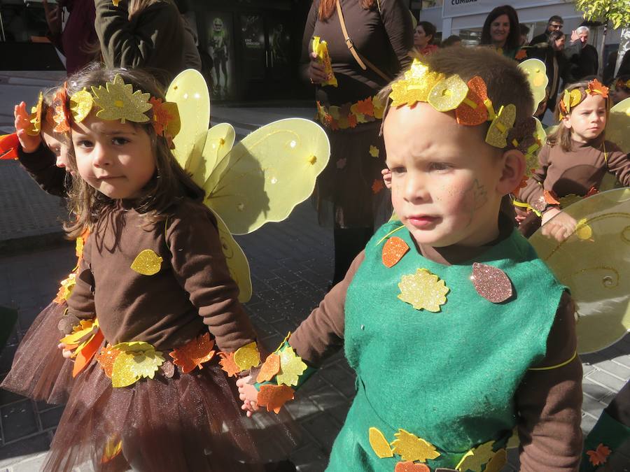 Más de 2.000 personas -entre alumnos, docentes y familiares- han participado en este pasacalles carnavalesco, que ha recorrido el centro de la ciudad durante buena parte de la mañana.