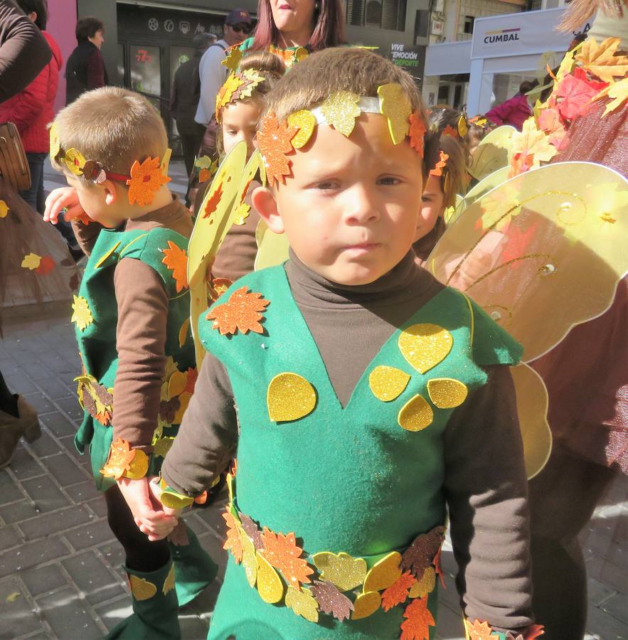 Más de 2.000 personas -entre alumnos, docentes y familiares- han participado en este pasacalles carnavalesco, que ha recorrido el centro de la ciudad durante buena parte de la mañana.