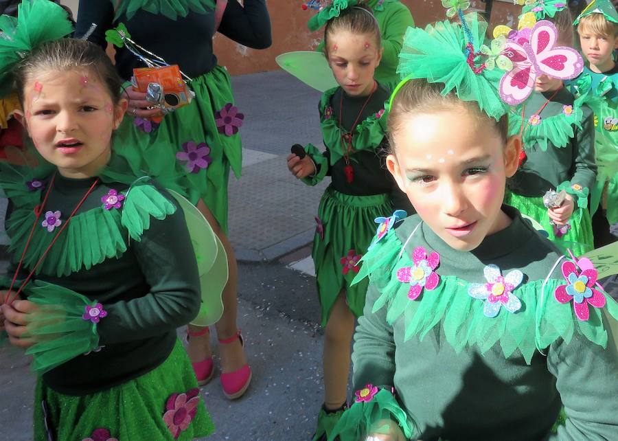 Más de 2.000 personas -entre alumnos, docentes y familiares- han participado en este pasacalles carnavalesco, que ha recorrido el centro de la ciudad durante buena parte de la mañana.