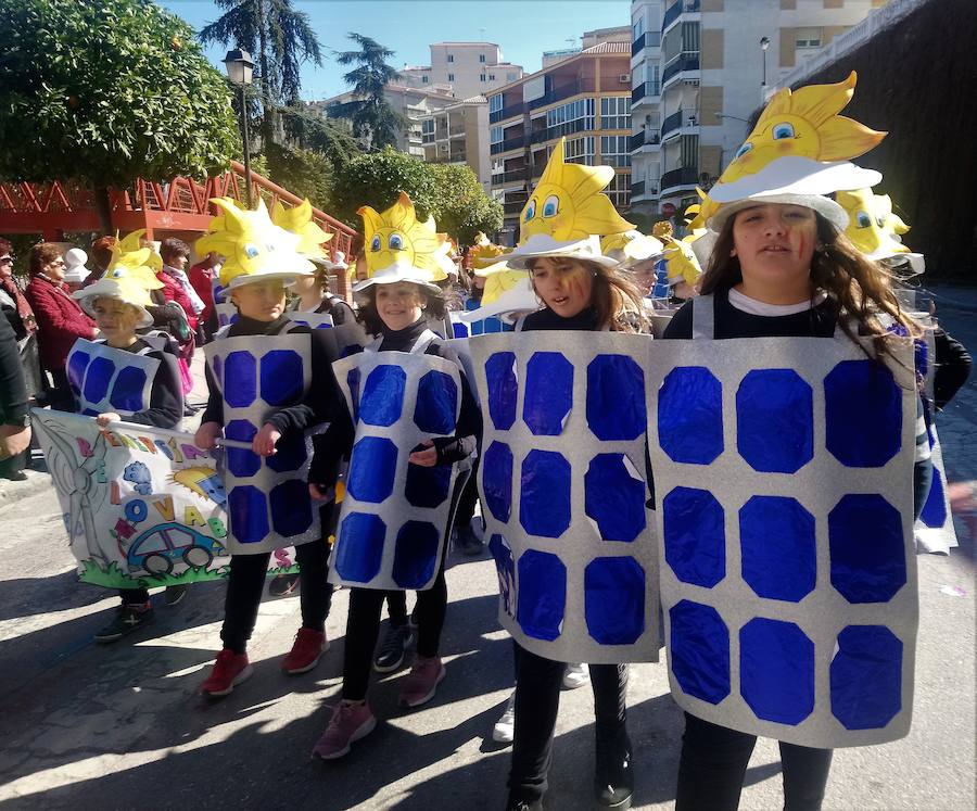 Más de 2.000 personas -entre alumnos, docentes y familiares- han participado en este pasacalles carnavalesco, que ha recorrido el centro de la ciudad durante buena parte de la mañana.