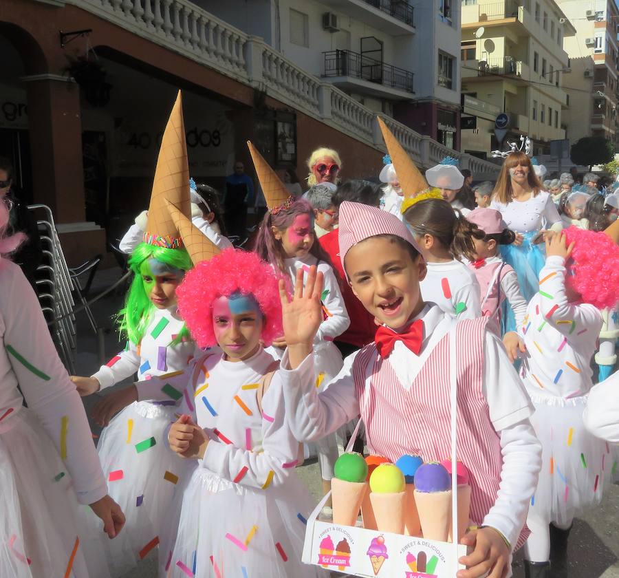 Más de 2.000 personas -entre alumnos, docentes y familiares- han participado en este pasacalles carnavalesco, que ha recorrido el centro de la ciudad durante buena parte de la mañana.