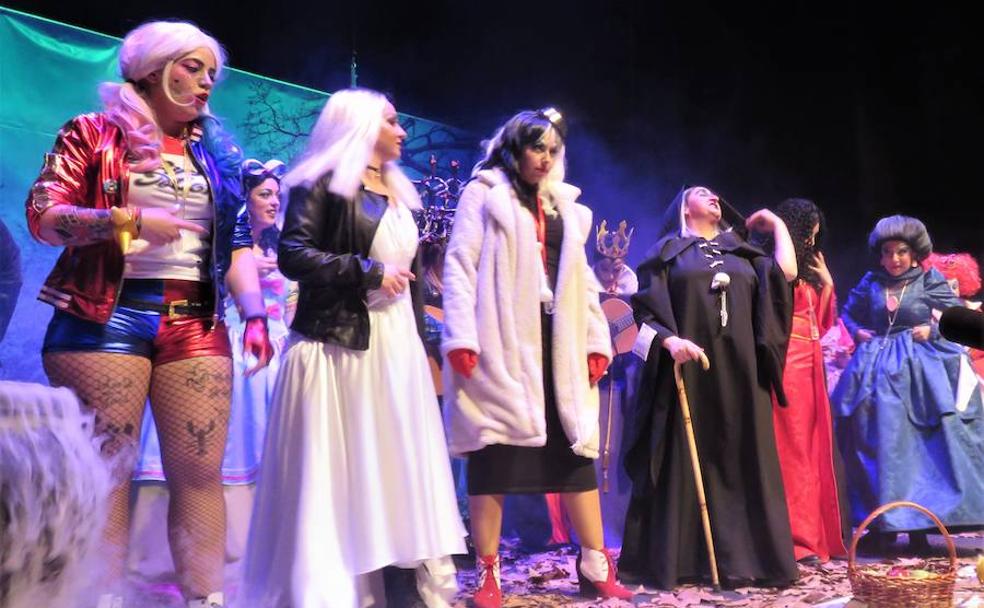 'La murga más mala', de Loja, ganó el premio al mejor vestuario. 