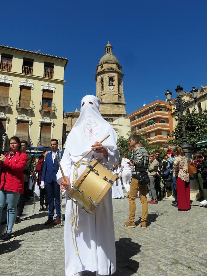 Los pequeños 'hebreos' acompañaban un año más a 'La Borriquilla', que este año salía de nuevo del Convento de Santa Clara, desde donde fue trasladada en procesión litúrgica a la Iglesia de la Encarnación para allí salir en estación de penitencia a mediodía. 