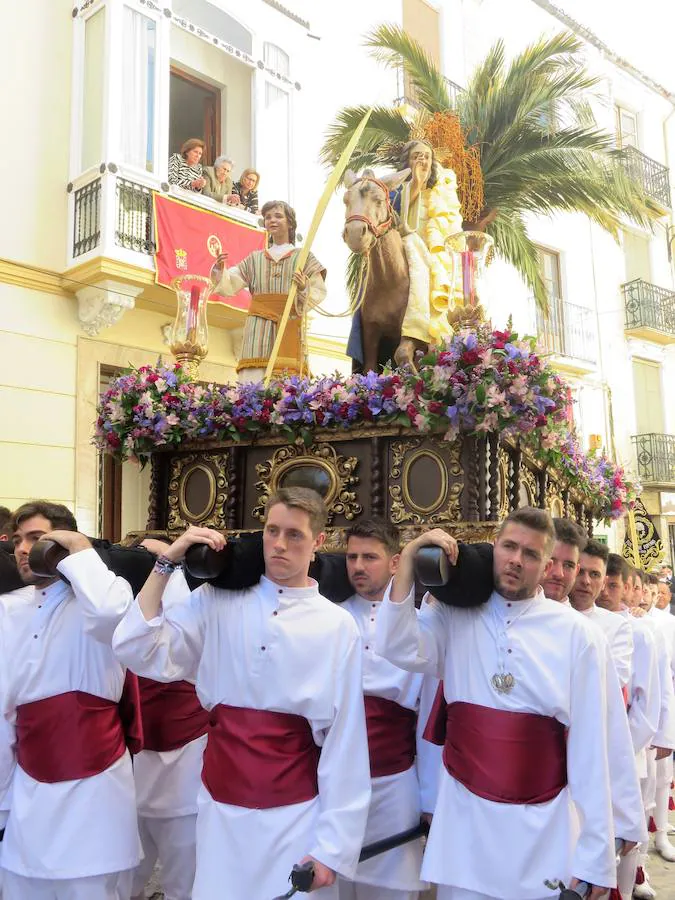 Los pequeños 'hebreos' acompañaban un año más a 'La Borriquilla', que este año salía de nuevo del Convento de Santa Clara, desde donde fue trasladada en procesión litúrgica a la Iglesia de la Encarnación para allí salir en estación de penitencia a mediodía. 