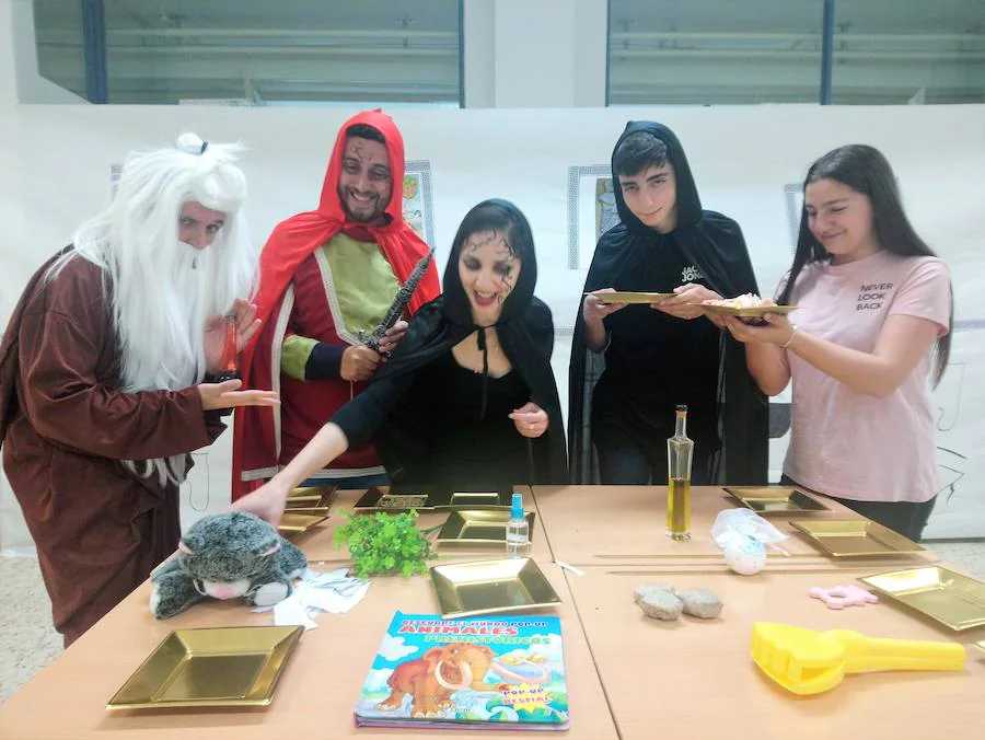 El IES Alfaguara de Loja organiza un curioso proyecto educativo que, mediante talleres de las diferentes materias, enseña a los alumnos con un único hilo conductor: lo mágico