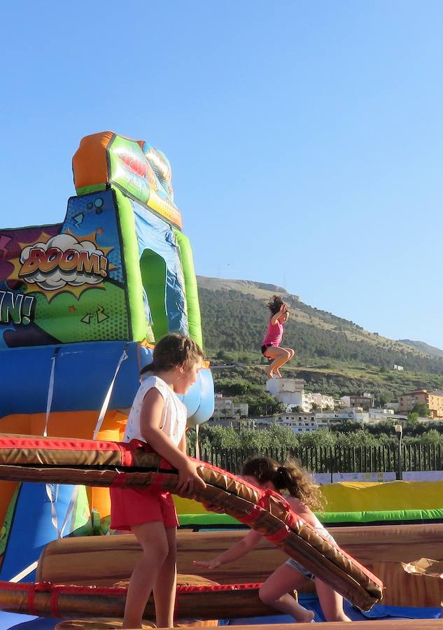 Miles de niños y adolescentes se divierten en las 73 actividades que llenan la Ciudad Deportiva de la Joya durante toda esta semana.