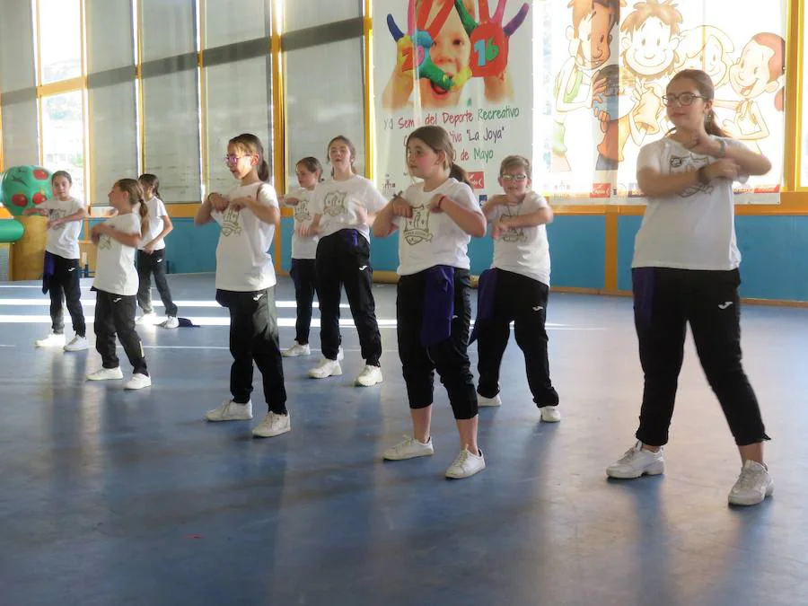 Miles de niños y adolescentes se divierten en las 73 actividades que llenan la Ciudad Deportiva de la Joya durante toda esta semana.