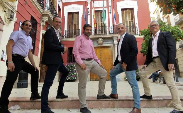 De izda. a dcha. Massi Dorso (Podemos), Gonzalo Vázquez (PSOE), Joaquín Camacho (PP), Enrique López (Ciudadanos) y Manuel Millán (Vox). 