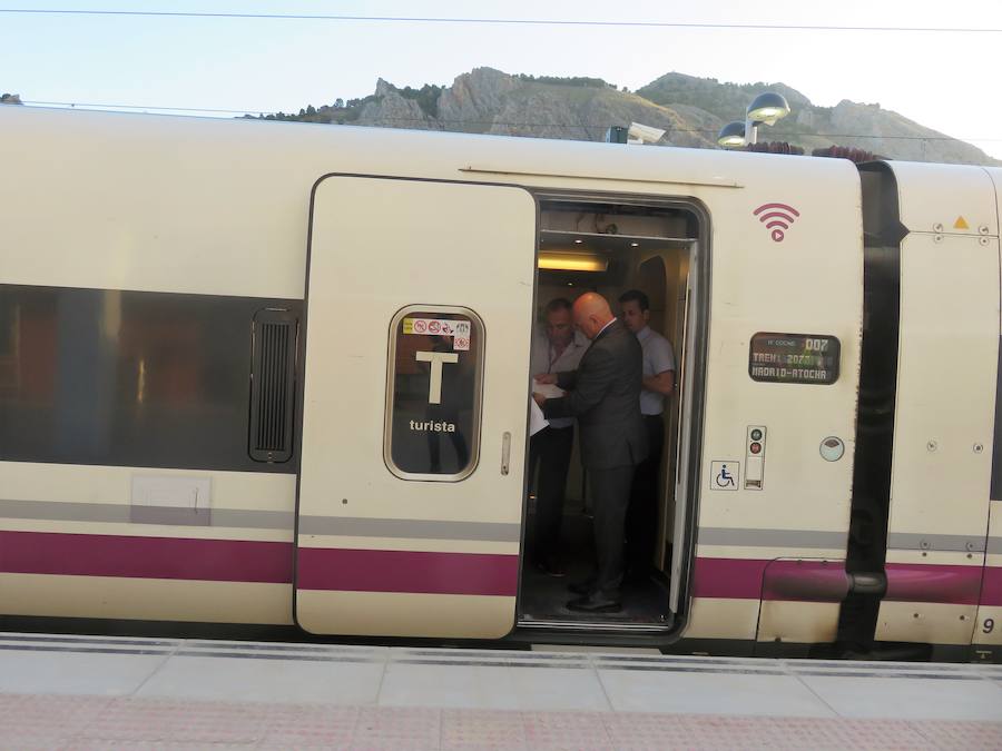 En torno a las 7 de la mañana, llegaban los primeros viajeros a la estación de Loja.