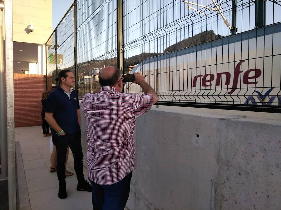 En torno a las 7 de la mañana, llegaban los primeros viajeros a la estación de Loja.