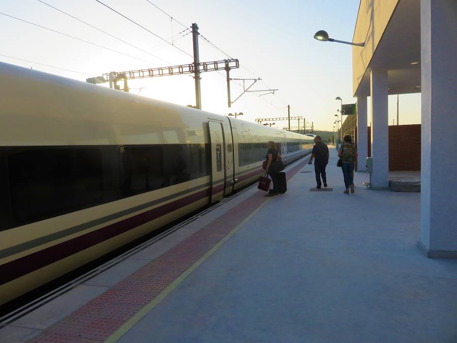 En torno a las 7 de la mañana, llegaban los primeros viajeros a la estación de Loja.